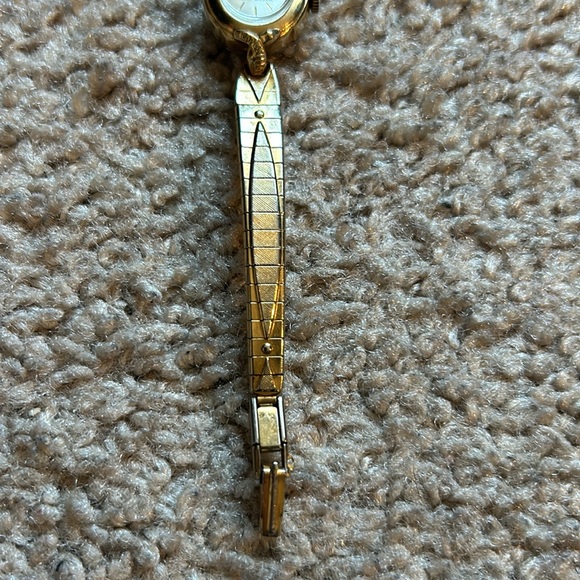 Elegant Gold Women's Watch - Picture 5 of 8